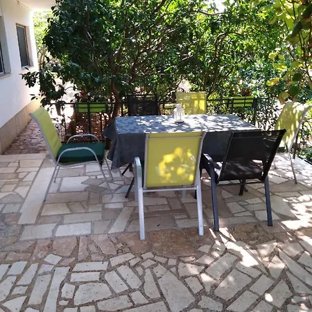 Apartments With Parking Space Trogir - 11316 *
